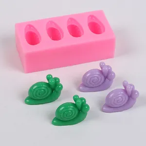 Molde de silicona de caracol rosa con caracoles de cera verdes y morados
