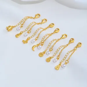 Gedetailleerde close-up van 24K vergulde sieraden verlengkettingen met parelhangers