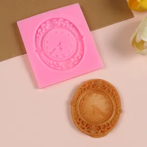 Vista dettagliata dello stampo in silicone fai-da-te a forma di orologio e fondente