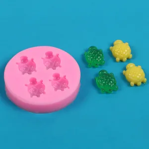 Detailweergave van een roze schildpad siliconen mal met afgewerkte hars schildpadden