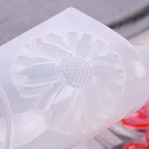 Primer plano de molde de silicona translúcido con motivo floral para resina diy