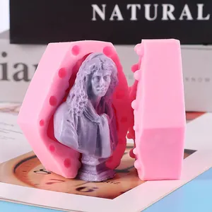 Nahaufnahme einer rosa Silikonform mit klassischem europäischen Büsten-Detail