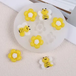 Vista detallada de un molde de silicona para crear dijes de resina de abejas y flores