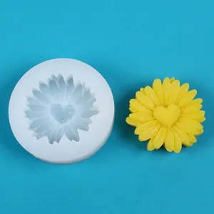 Detailansicht der Silikonform für Gänseblümchen-Sonnenblumen mit Herzmitte für Seife