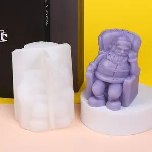 Detailansicht einer schlafenden Weihnachtsmann-Silikonform und der fertigen lila Kerze