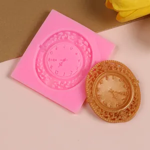 Vista macro dettagliata dello stampo in silicone a orologio con pezzo finito dorato
