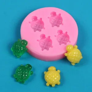 Detailopname van roze schildpad siliconen mal met groene en gele hars schildpadden