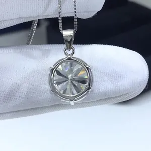 Κοντινή λεπτομέρεια μενταγιόν moissanite σε γυαλισμένη ασημένια αλυσίδα κουτιού.