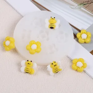 Vista detallada del molde de silicona de abeja y flor con piezas manuales terminadas