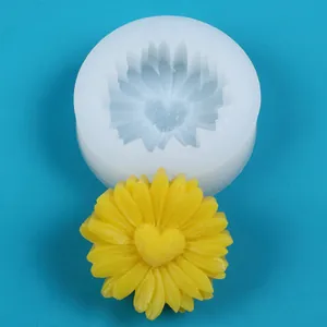 Herzförmige Sonnenblumen-Silikonform und fertige gelbe Gänseblümchen-Duftkerze.