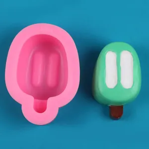 Detailweergave van een siliconen ijsvormpje met een groen gipsmonster erbij