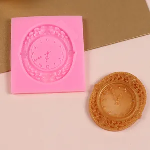 Vista dettagliata dello stampo in silicone per orologio con pezzo in resina oro