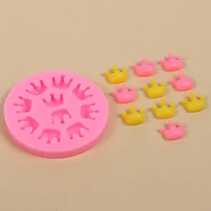 Detalle del molde de silicona rosa para coronas con piezas amarillas y rosas listas