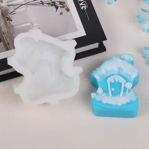 Primer plano de un molde de silicona con forma de casa y una vela azul terminada