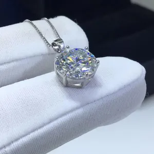 Κομψό επιχρυσωμένο μενταγιόν moissanite 14 καρατίων με λαμπερή στρογγυλή κοπή πέτρας