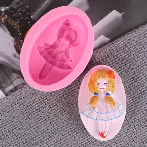 Vue détaillée du moule en silicone 3D relief fille et échantillon de plâtre fini