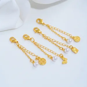 Detail van 24K vergulde sieraden verlengkettingen met parel en vlinder bedeltjes
