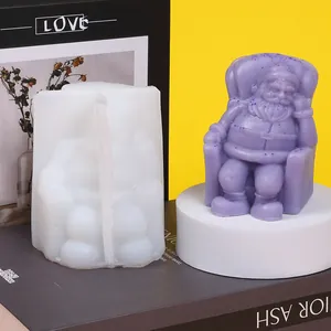 Detailansicht der schlafenden Weihnachtsmann Silikonform und lila Kerzenprodukt