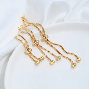 Detailopname van gouden roestvrijstalen verstelbare verlengkettingen voor DIY-sieraden