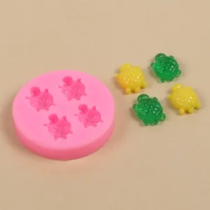 Detailweergave van roze schildpad siliconen mal met groene en gele hars creaties