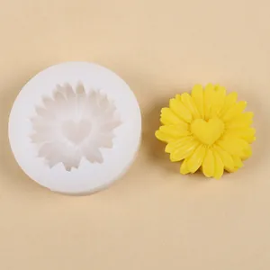 Detailansicht der Silikonform Sonnenblume mit Herz und fertigem gelben Gänseblümchen
