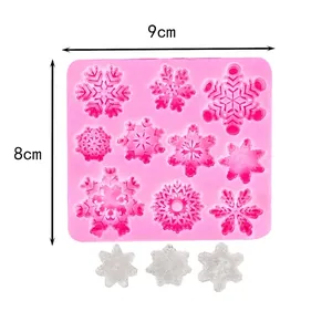 Vista detallada del molde de silicona de copo de nieve rosa para decoración navideña con medidas
