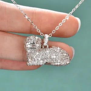 Detailaufnahme der PiXiu-Anhänger-Halskette mit funkelnden Moissanit-Steinen im Pavé-Stil