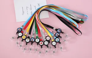 Cordones retráctiles de colores con bonitos portacredenciales de dibujos animados.