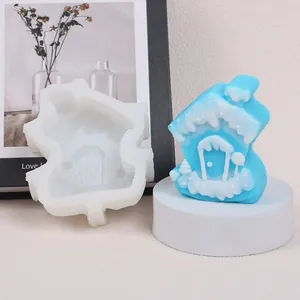 Vista detallada del molde de silicona casa de Navidad con adorno azul