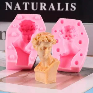 Detailansicht der Silikonform für David-Büste neben einer fertigen Gips-Skulptur