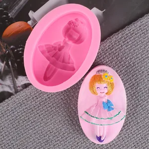 Vue détaillée d'un moule en silicone rose pour fille avec un moulage en plâtre terminé