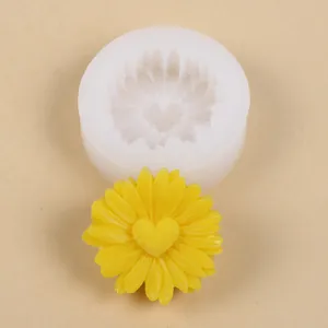 Nahaufnahme der Sonnenblumen-Silikonform mit Herzmitte und gelbem Wachs-Endprodukt