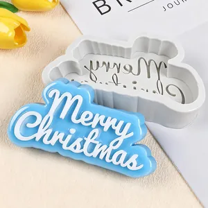 Λεπτομερής άποψη του καλουπιού σιλικόνης 'Merry Christmas' για DIY κεριά και σαπούνι.