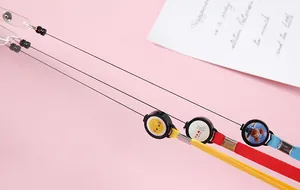 Primer plano de cordones retráctiles coloridos con lindos patrones de dibujos animados