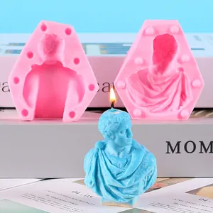 Detailansicht einer Silikonform für eine römische Büste und der fertigen blauen Wachskerze.