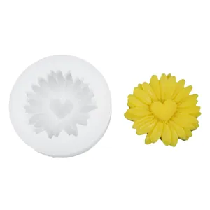 Detailansicht der Silikonform für Blumen und der fertigen gelben Gänseblümchen-Kerze