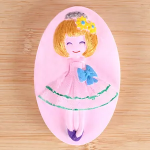 Vue détaillée du moule en silicone relief fille de dessin animé pour bougies parfumées.