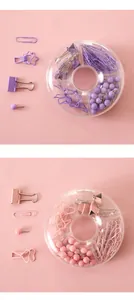 Vista dettagliata di set di cancelleria per ufficio viola e rosa con clip e spilli