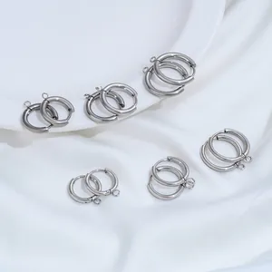 Makroansicht von Edelstahl-Ohrringen in verschiedenen Größen mit Schlaufen für DIY-Schmuck.
