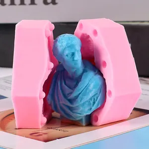 Detailaufnahme einer rosa Silikonform, die eine blaue klassische Büste preisgibt