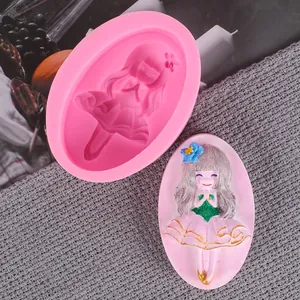 Détail du moule en silicone rose et de l'ornement fini de fille de dessin animé