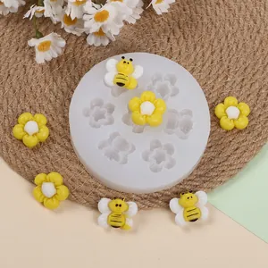 Detalle del molde de silicona de abeja y flor con decoraciones de resina amarillas
