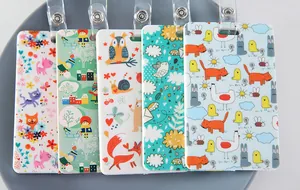 Detalle de porta tarjetas de plástico con motivos de dibujos animados para estudiantes.