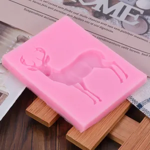 Primer plano detallado de un molde de silicona rosa con forma de ciervo navideño.