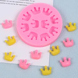 Molde de silicona rosa detallado para crear coronas para decoraciones de fondant y resina