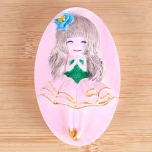 Vue détaillée d'un relief ovale rose représentant une fille de dessin animé.