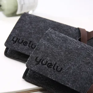 Astuccio in feltro nero di grande capacità con elegante logo in rilievo per riporre cancelleria