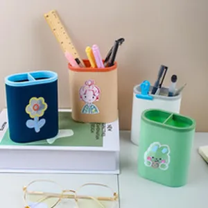 Vue détaillée des organiseurs de bureau colorés en PET avec compartiments et stickers