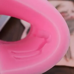 Primer plano de molde de silicona flexible rosa para decoración de tartas de bricolaje.