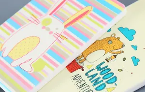Primer plano de portatarjetas de plástico para estudiantes con diseños de conejo y oso